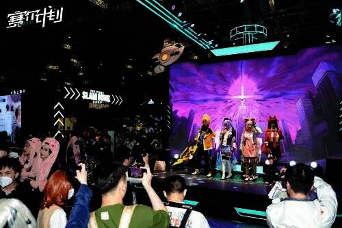 COSER在舞台上进行宅舞表演