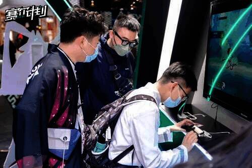 玩家专注试玩游戏