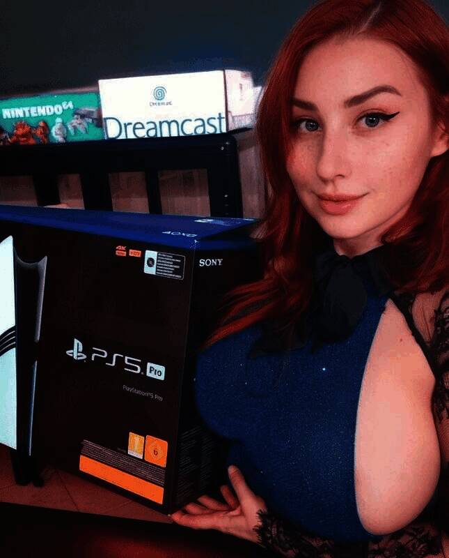 美女推主展示PS5 Pro主机美照