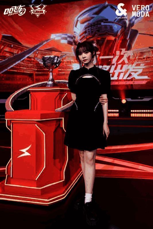 QQ飞车手游S联赛解说专属服饰画面2