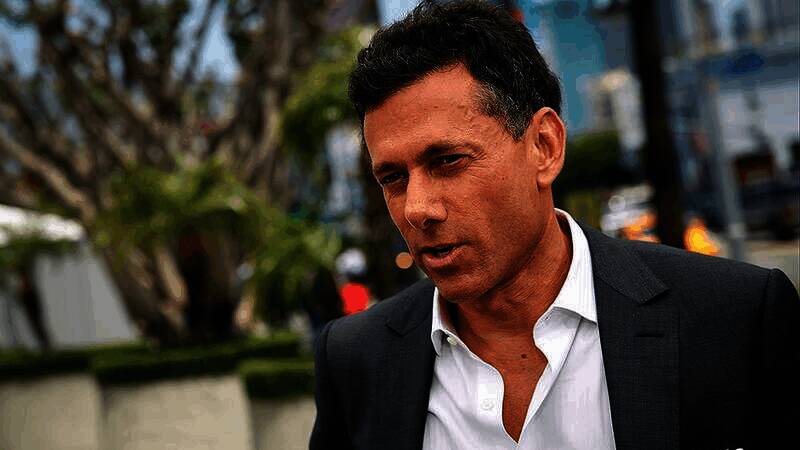 施特劳斯·泽尔尼克在会议上的场景图片