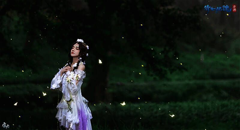 优栗鼠在花丛画面