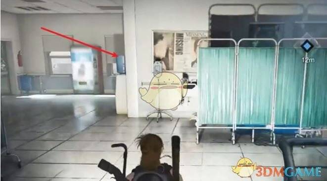 与废旧纸条互动的场景图