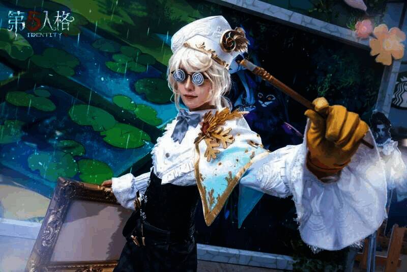 活动现场人气角色的 COSER 合影图