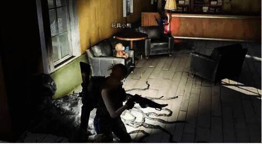 房子内沙发上小熊的画面