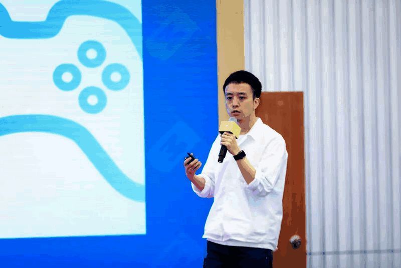 谢驰远在进行演讲