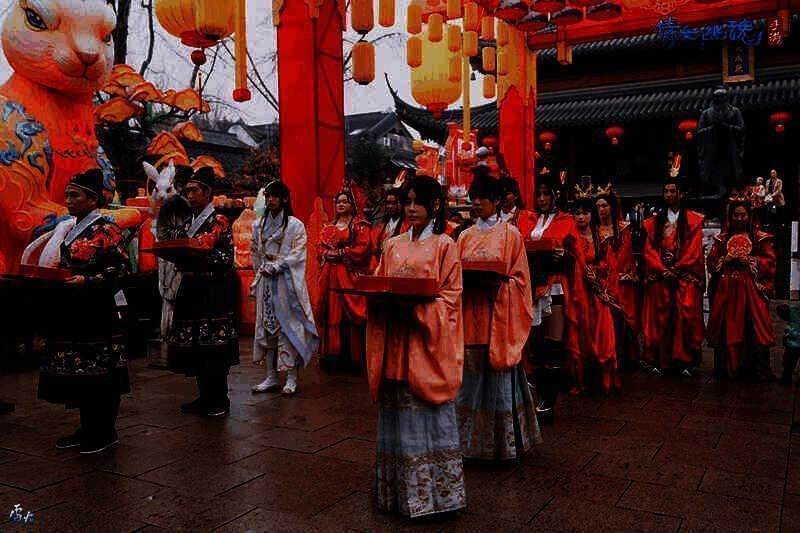 新人们在孔子像前进行三拜圣人仪式