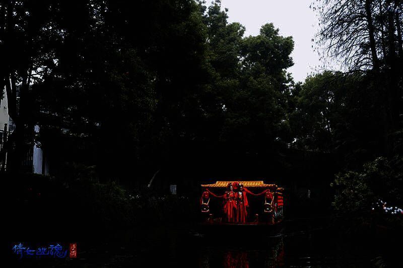 新人在游船上巡游