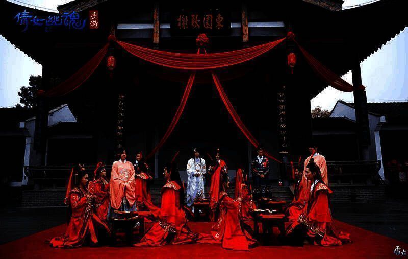 新人完成传统中式婚礼仪式