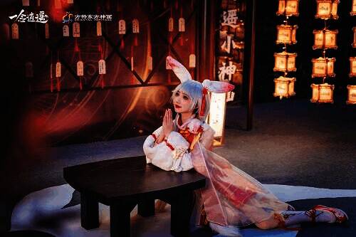 人们在逍遥祈福阁祈福