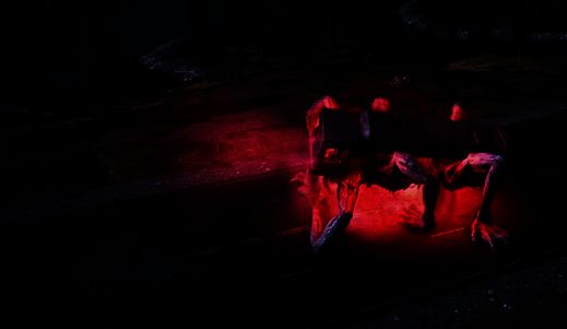 《七日世界》中玩家攻击迷途者场景图片