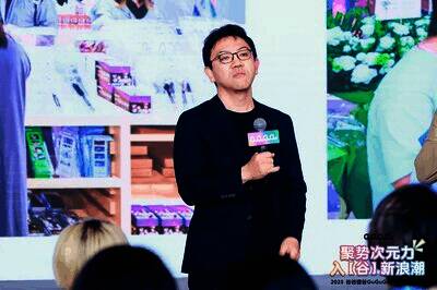 相关嘉宾在战略招商会上交流的图片