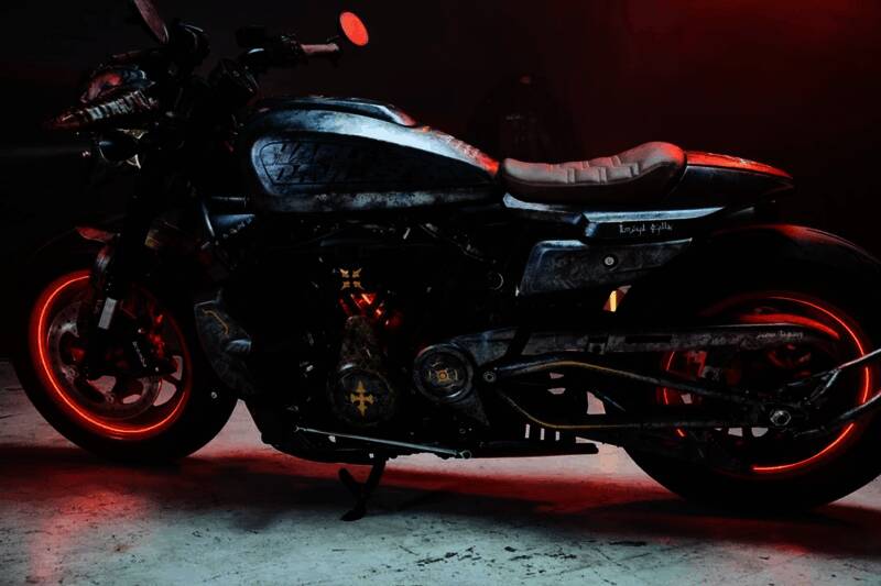 《毁灭战士：黑暗时代》联名款定制机车侧面展示