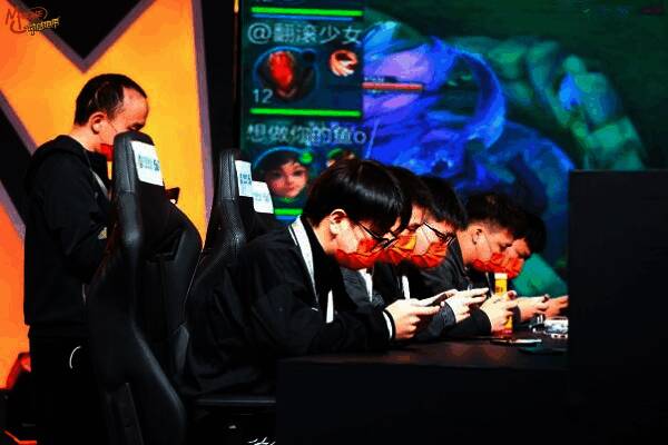 比赛现场紧张氛围画面