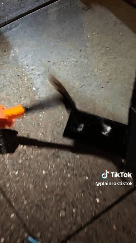 国外博主暴力打砸Switch2主机现场