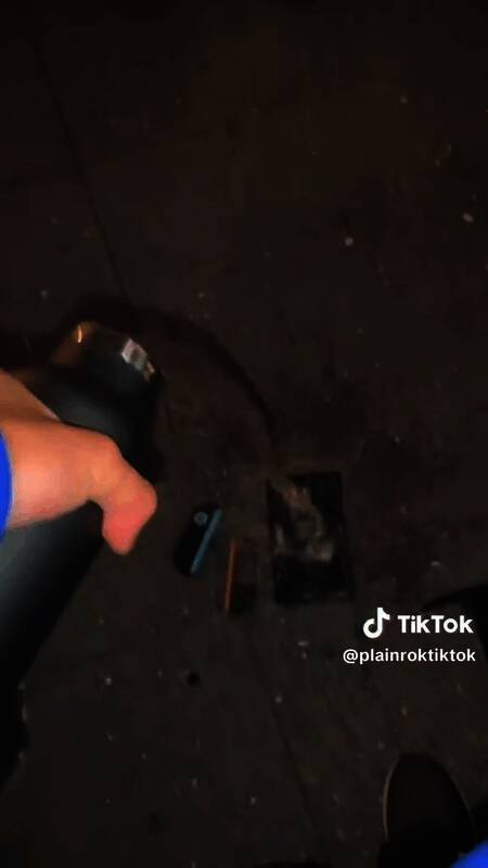 国外博主暴力打砸Switch2主机现场