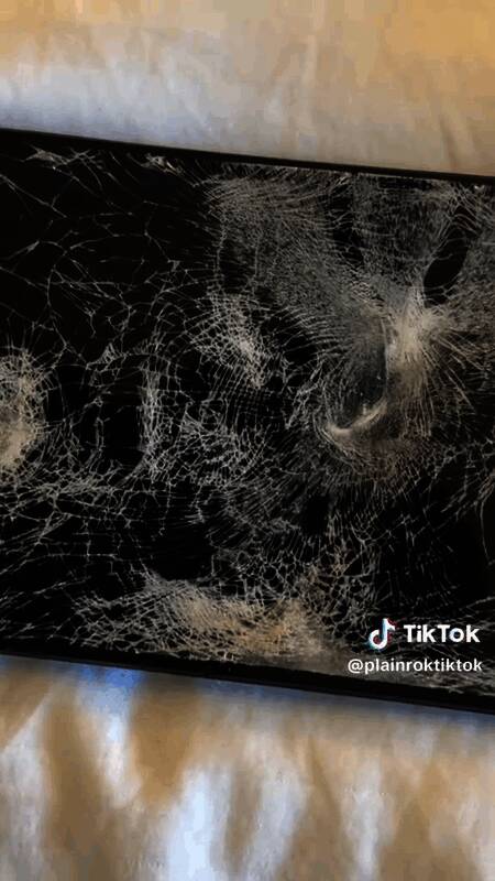 国外博主暴力打砸Switch2主机现场