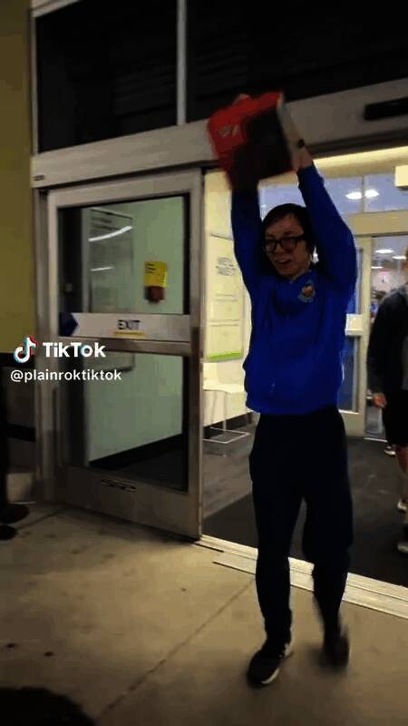 国外博主暴力打砸Switch2主机现场