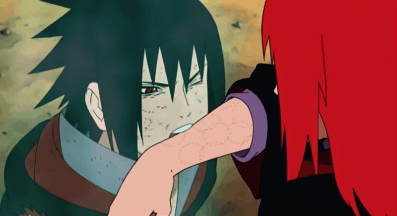 香燐身穿‘晓’袍，手部缠绕查克拉线，背景是弥漫着紫色毒雾的战场