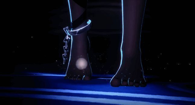 黑羽背影展示,锁链随风摆动,背景昏暗营造神秘氛围