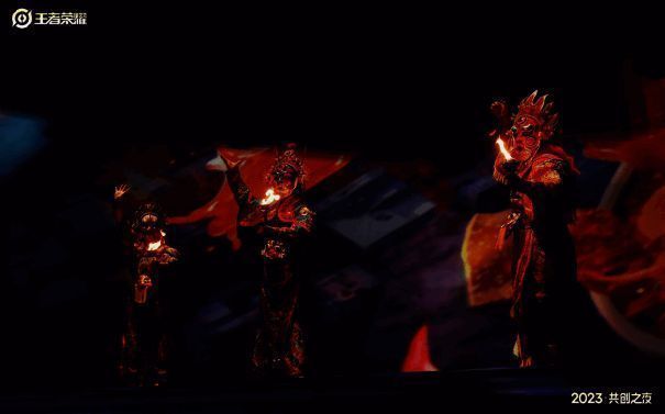 舞台中央演员身穿传统戏服,背景呈现京剧脸谱特效