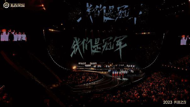 舞台中央众人合唱《千灯之约》,背景灯光璀璨,气氛热烈