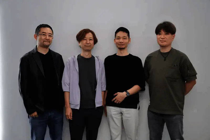 《最终幻想战略版:伊瓦利斯编年史》LOGO,背景为标志性战场地图