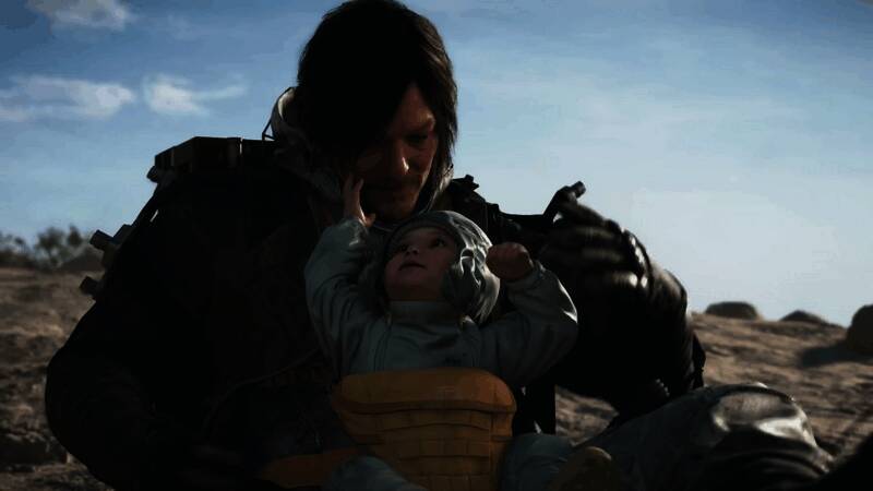 游戏场景展示高科技基地与神秘敌人交战画面