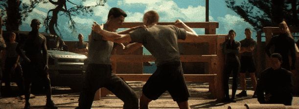 角色使用高科技装备潜入目标区域的画面