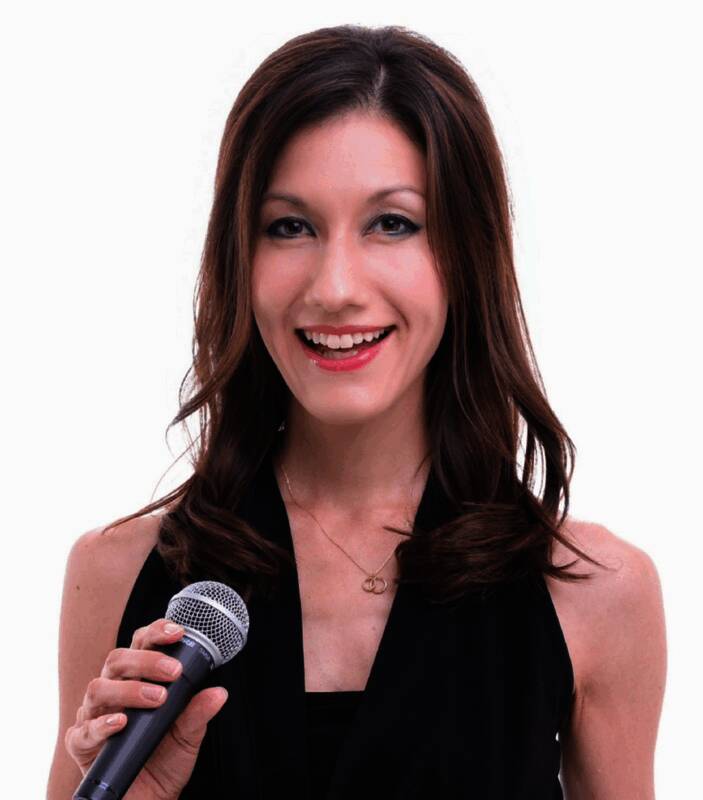 歌手Emi Evans演出舞台照,背景为《弹飞噩梦》主题字样