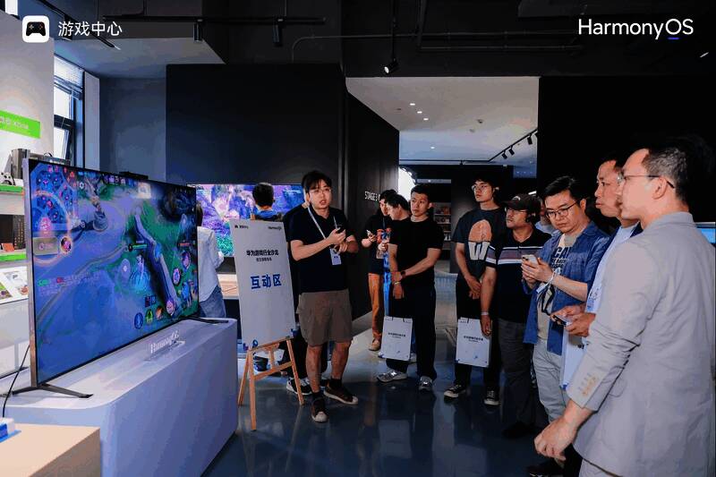 游戏开发者演示跨端联动玩法,展现鸿蒙系统强大兼容性