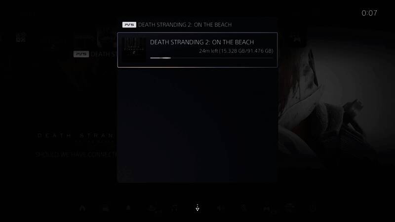 《死亡搁浅2》游戏封面宣传图，主角手持武器站在废墟之中，背景为神秘天空