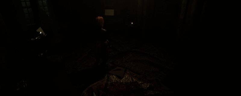 《受折磨的灵魂2》游戏画面,卡洛琳手持武器在昏暗环境中警觉前行,背景是破败的建筑与诡异气氛