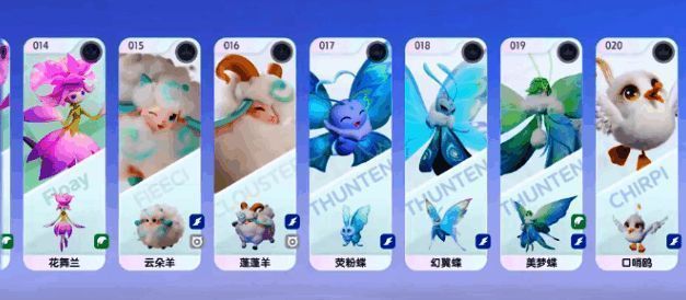 蓬蓬羊头目带领羊群飞跃山坡，背景为黄昏下的金色草原