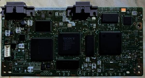 工程师正在用显微镜观察主板细节,桌上摆放着各类测量仪器和工具