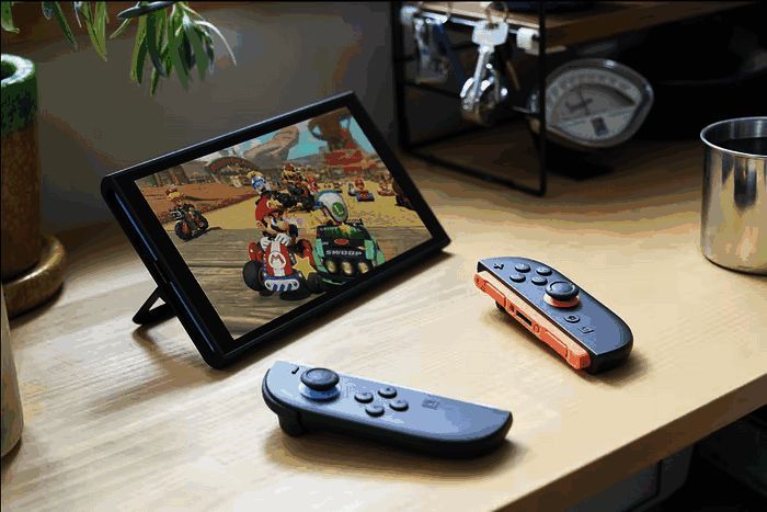 任天堂Switch 2主机外观展示，银灰色机身搭配可拆卸手柄设计