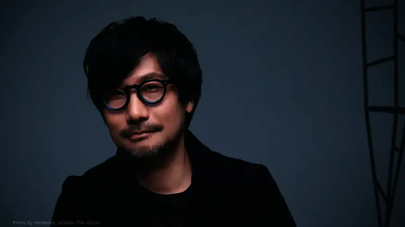 艾丽·范宁在录音棚中深情演唱《To the Wilder》,身旁是Woodkid和制作人