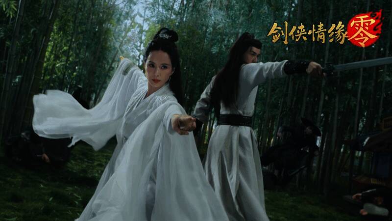 游戏战斗场景，角色身着不同门派服饰，展开激烈对决，技能特效绚丽