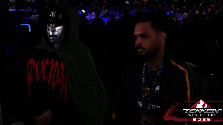 一位选手身穿毁灭博士服装，头戴金属面具，站在比赛舞台中央，周围观众惊愕注视