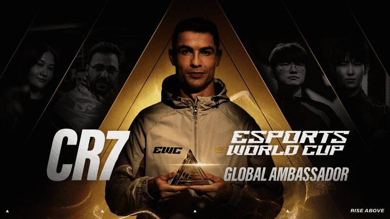 C罗身着电竞世界杯宣传服饰，背景为赛事LOGO及灯光炫目的主会场