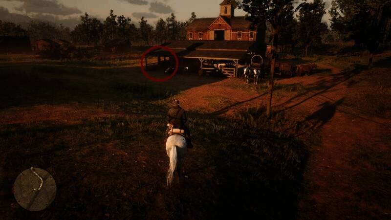 主角悄悄靠近马厩，画面紧张感十足