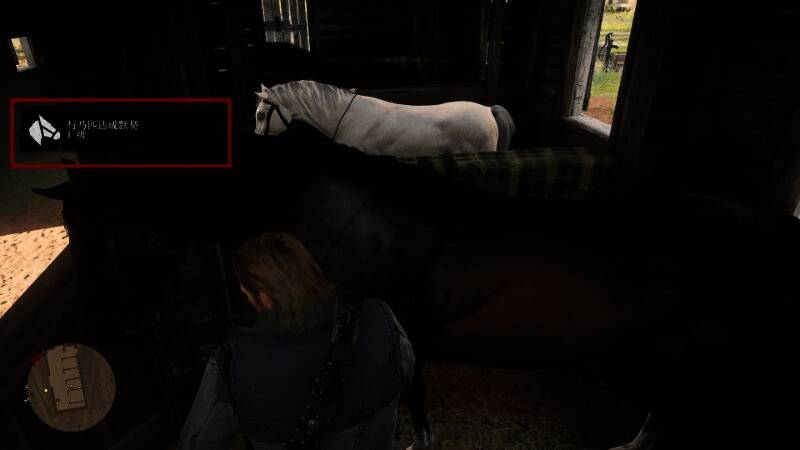 主角骑在白色阿拉伯马上，快速穿越夜晚的草原