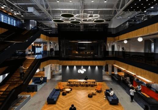 活动现场灯光璀璨,象征着创意与希望的汇聚