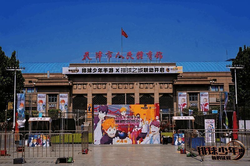 活动现场人头攒动，玩家与动漫爱好者齐聚一堂