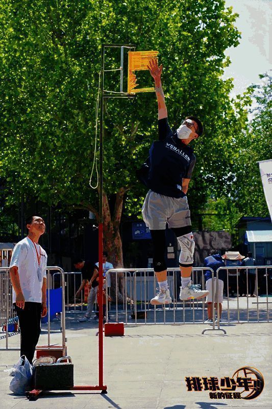 玩家积极参与摸高挑战项目，现场气氛热烈非凡