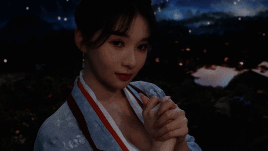 豆腐西施潘素琴端着一碗热汤，温柔地看着玩家