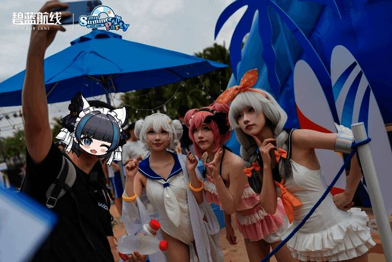 指挥官与港区少女coser合影画面