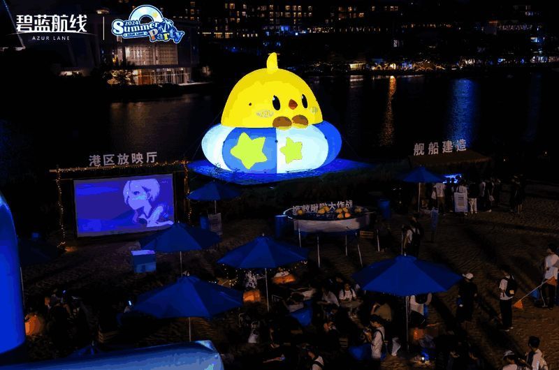 指挥官在小镇中心休息并观看露天影院的场景