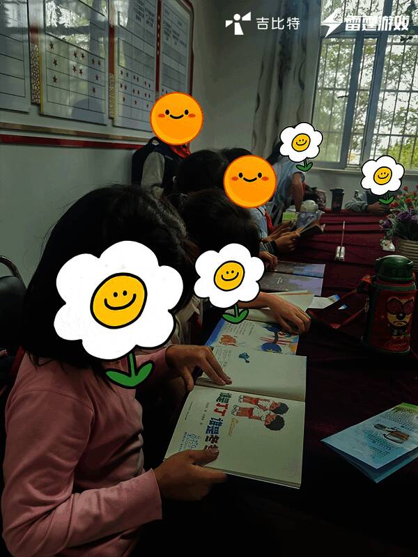 乡镇小学收到爱心书籍场景3