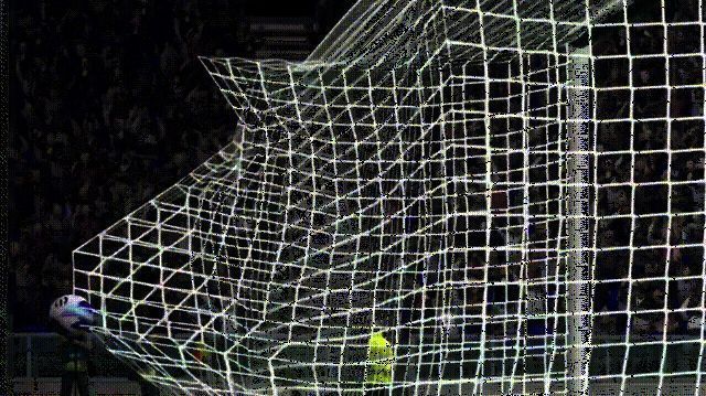 马丁内利远距离弧线球动图